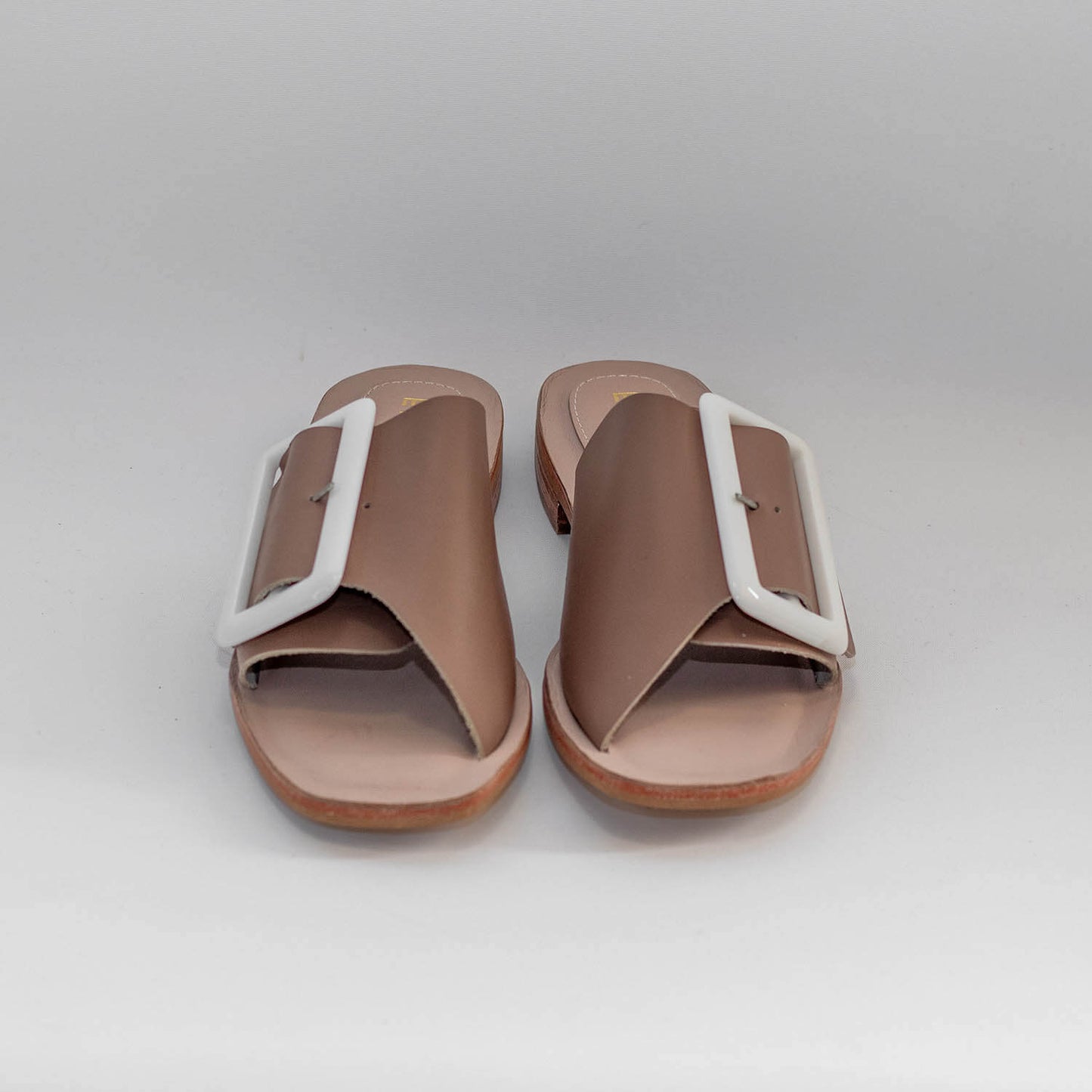 Sandalias Hebilla Abril en color Taupe